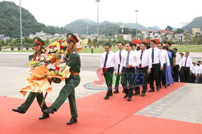 Các đồng chí lãnh đạo tỉnh dâng hoa Tượng đài Bác Hồ với đồng bào các dân tộc Tây Bắc.
