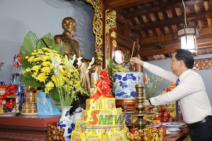 Đồng chí Bí thư Tỉnh ủy dâng hương Đền thờ Bác Hồ.