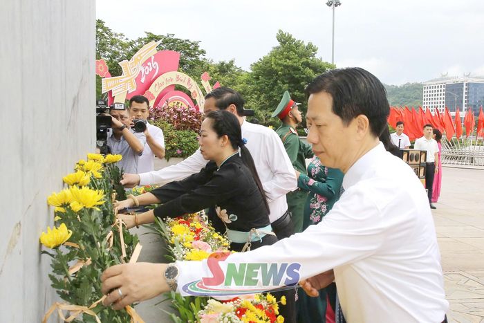 Các đại biểu dâng hoa Tượng đài Bác Hồ với đồng bào các dân tộc Tây Bắc.