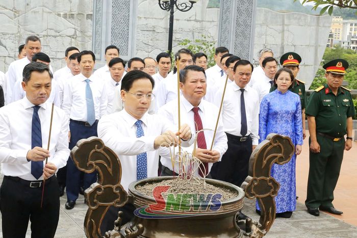 Các đồng chí lãnh đạo tỉnh dâng hương Đền thờ Bác Hồ.