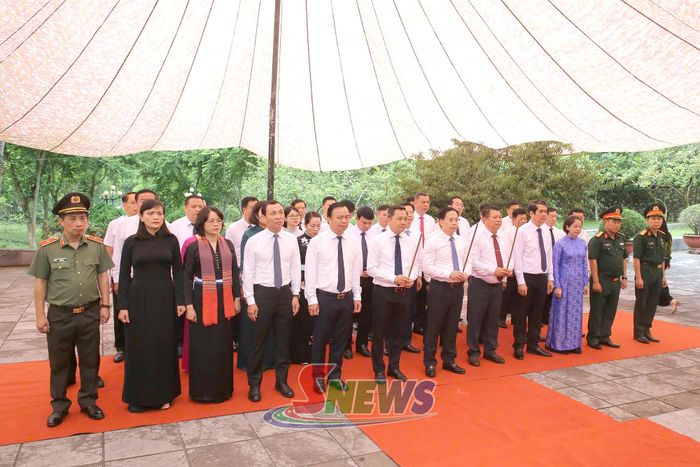 Các đồng chí lãnh đạo tỉnh viếng Nghĩa trang Liệt sĩ Nhà tù Sơn La.