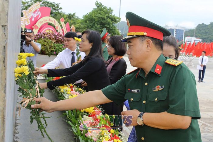 Các đại biểu dâng hoa Tượng đài Bác Hồ với đồng bào các dân tộc Tây Bắc.