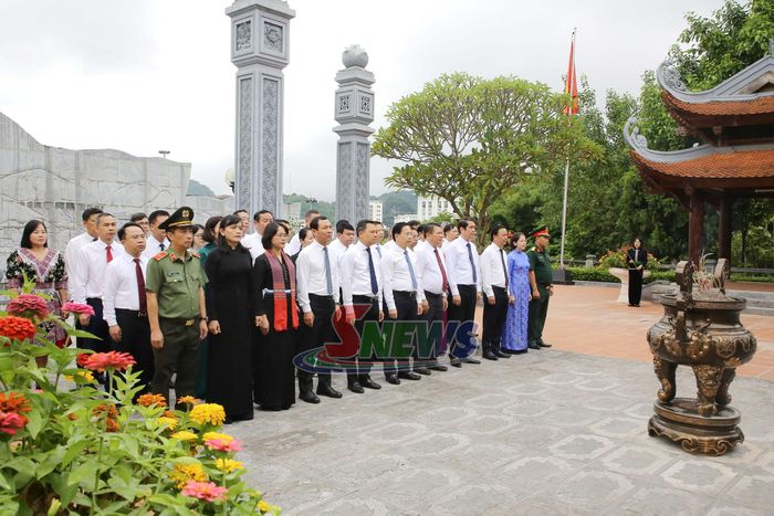 Các đồng chí lãnh đạo tỉnh dâng hương Đền thờ Bác Hồ.