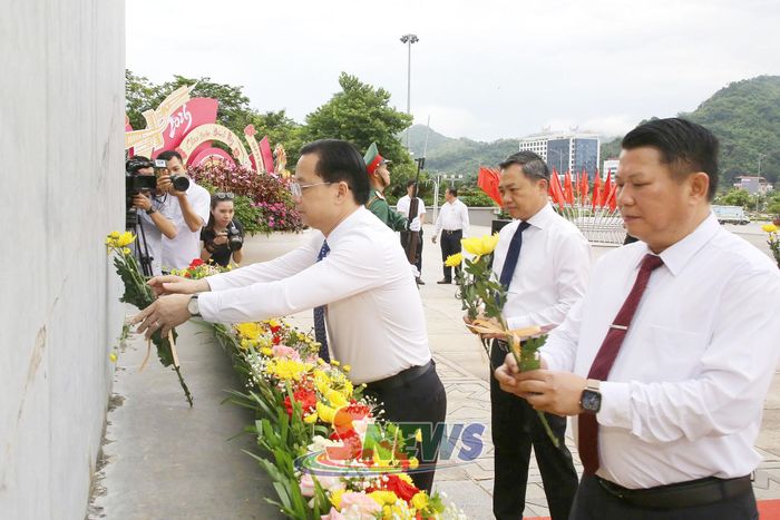 Các đồng chí lãnh đạo tỉnh dâng hoa Tượng đài Bác Hồ với đồng bào các dân tộc Tây Bắc.