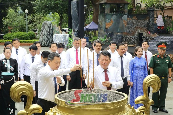 Các đồng chí lãnh đạo tỉnh dâng hương Nhà tưởng niệm các Anh hùng Liệt sĩ Nhà tù Sơn La.