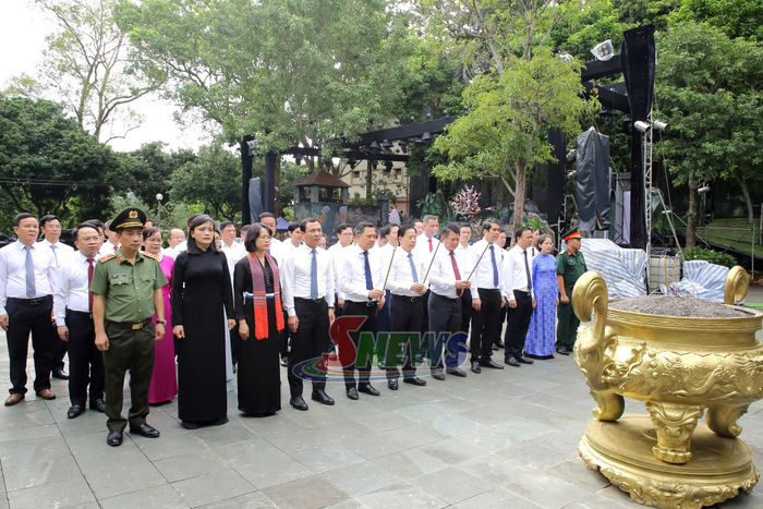 Các đồng chí lãnh đạo tỉnh dâng hương Nhà tưởng niệm các Anh hùng Liệt sĩ Nhà tù Sơn La.