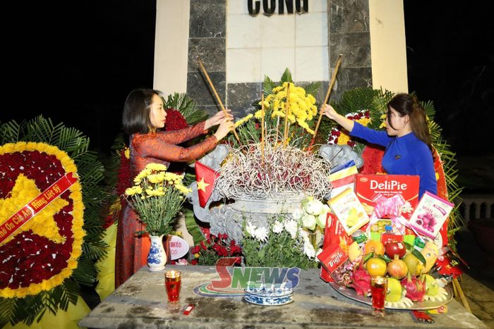 Các đại biểu dâng hương tại Đài tưởng niệm các Anh hùng liệt sĩ.