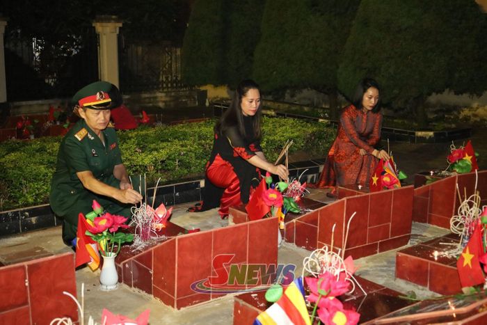 Các đại biểu dâng hương tại các phần mộ liệt sĩ.
