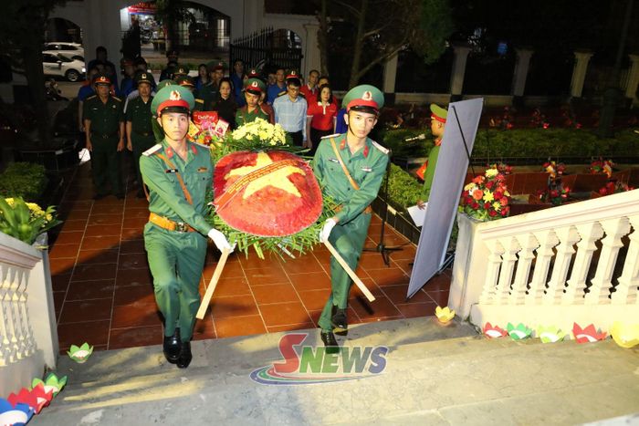 Các đại biểu dâng hoa tại Đài tưởng niệm các Anh hùng liệt sĩ.