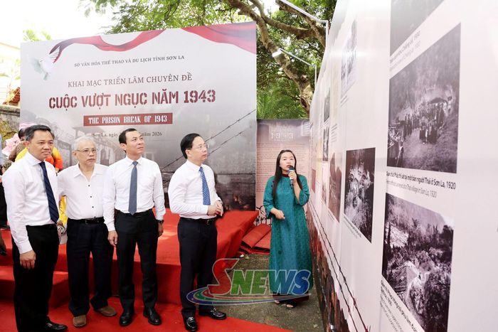 Các đại biểu tham quan triển lãm.