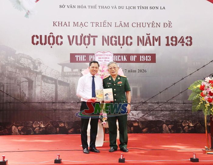 Thân nhân chiến sỹ cộng sản Trần Đăng Ninh tặng hoa và sách cho tỉnh Sơn La.