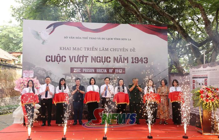 Các đại biểu cắt băng khai mạc triển lãm.