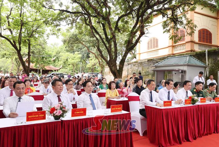 Các đại biểu dự khai mạc triển lãm.