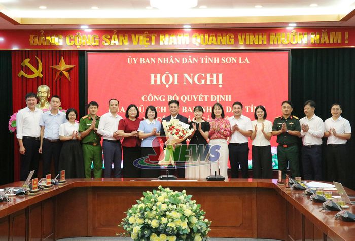 Phường Mộc Sơn tặng hoa chúc mừng đồng chí Nguyễn Xuân Trường.