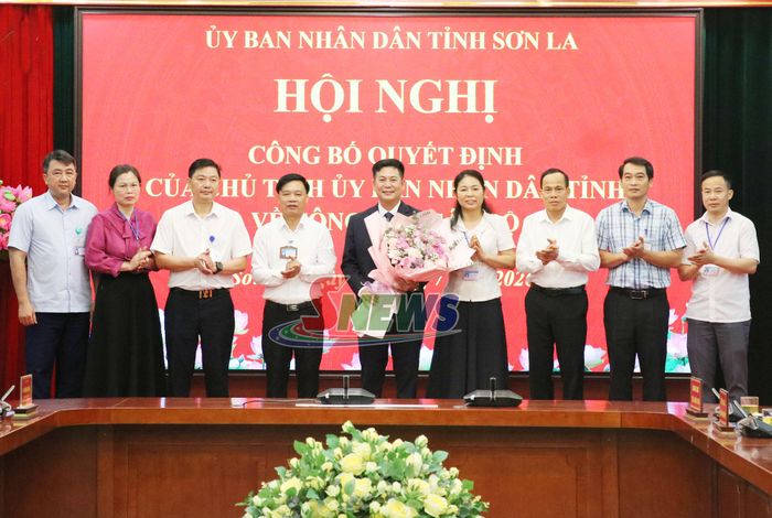Văn phòng UBND tỉnh tặng hoa chúc mừng đồng chí Nguyễn Xuân Trường.
