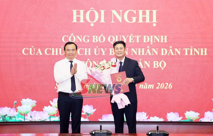 Đồng chí Hà Trung Chiến trao Quyết định và tặng hoa cho đồng chí Nguyễn Xuân Trường.
