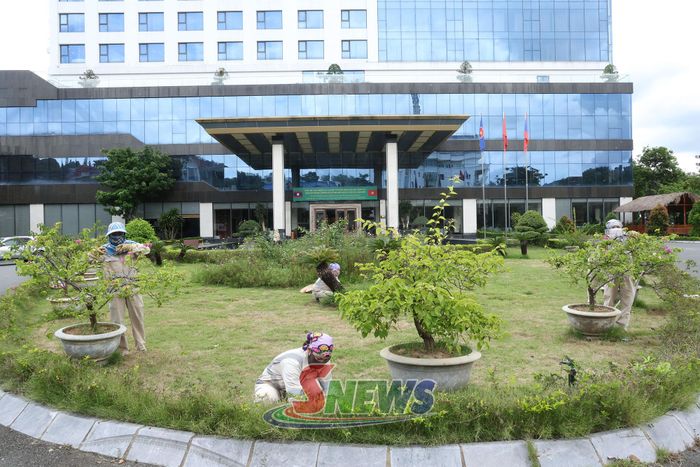 Công nhân Công ty cổ phần Môi trường và Dịch vụ đô thị Sơn La chỉnh trang khuôn viên Khách sạn Mường Thanh.
