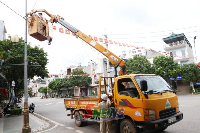 Công ty cổ phần Môi trường và Dịch vụ đô thị Sơn La thực hiện căng treo cờ trên tuyến đường Nguyễn Văn Linh.