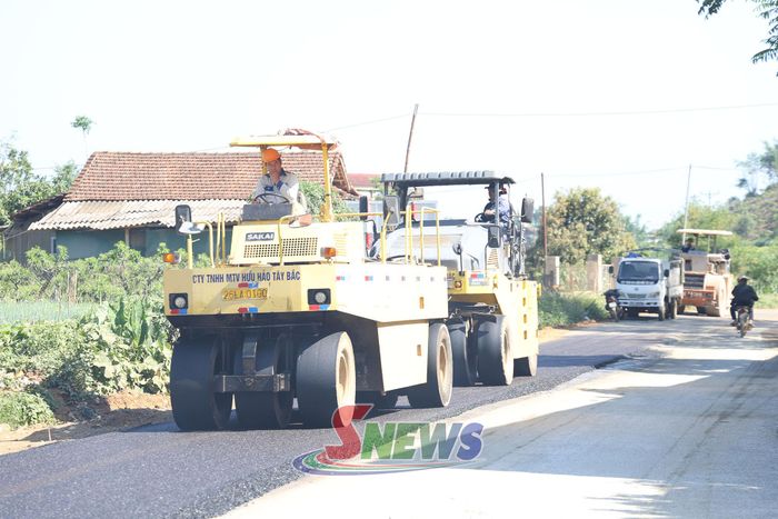 Công ty TNHH MTV Hữu Hảo Tây Bắc thi công nâng cấp tuyến đường liên xã Yên Sơn.