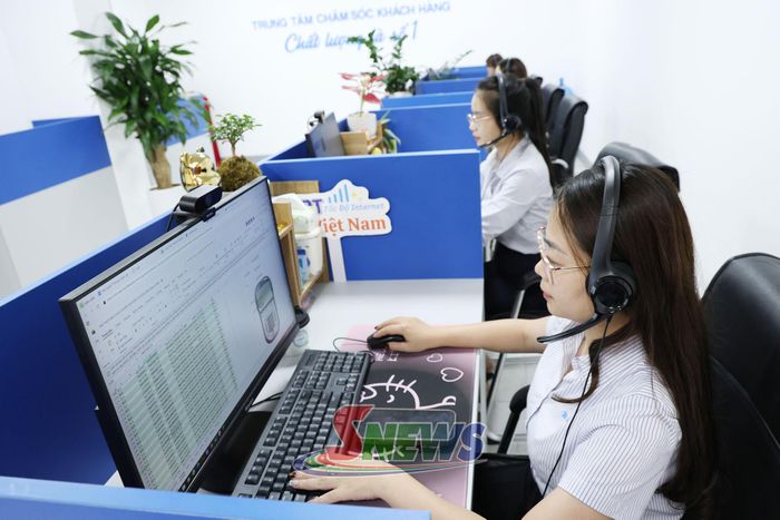 Nhân viên VNPT Sơn La tư vấn, hướng dẫn khách hàng trực tiếp.
