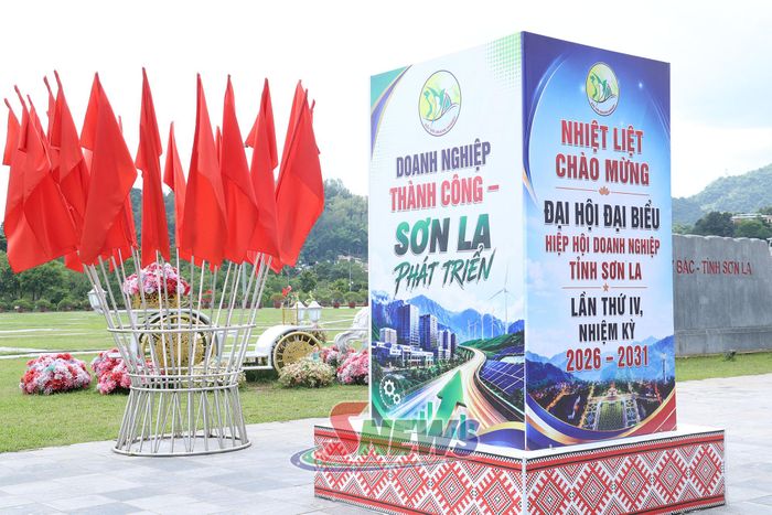 Cụm pano chào mừng Đại hội tại tuyến đường khu Quảng trường Tây Bắc.