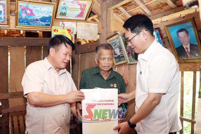 Đồng chí Phó Bí thư Thường trực Tỉnh ủy, Chủ tịch HĐND tỉnh cùng Đoàn công tác tặng quà ông Lò Văn Thiện, bản Nà Sy.
