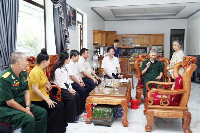 Đồng chí Phó Bí thư Thường trực Tỉnh ủy, Chủ tịch HĐND tỉnh cùng Đoàn công tác thăm, tặng quà thương binh Hà Quý Phụng, tiểu khu 14.