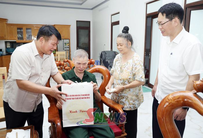 Đồng chí Phó Bí thư Thường trực Tỉnh ủy, Chủ tịch HĐND tỉnh cùng Đoàn công tác thăm, tặng quà thương binh Hà Quý Phụng, tiểu khu 14.