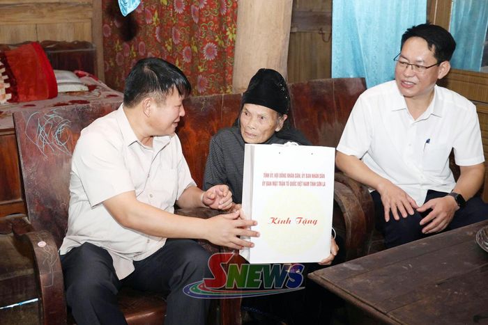 Đồng chí Phó Bí thư Thường trực Tỉnh ủy, Chủ tịch HĐND tỉnh cùng Đoàn công tác thăm, tặng quà mẹ Liệt sĩ Tòng Văn Phung, bản Nà Sy.