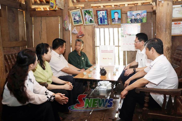 Đồng chí Phó Bí thư Thường trực Tỉnh ủy, Chủ tịch HĐND tỉnh cùng Đoàn công tác thăm ông Lò Văn Thiện, bản Nà Sy.
