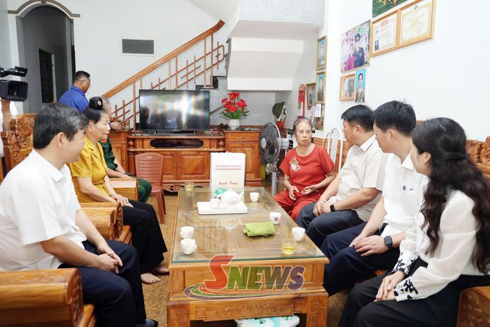 Đồng chí Phó Bí thư Thường trực Tỉnh ủy, Chủ tịch HĐND tỉnh cùng Đoàn công tác thăm, tặng quà gia đình thương binh Lê Viết Hùng, tiểu khu 14.