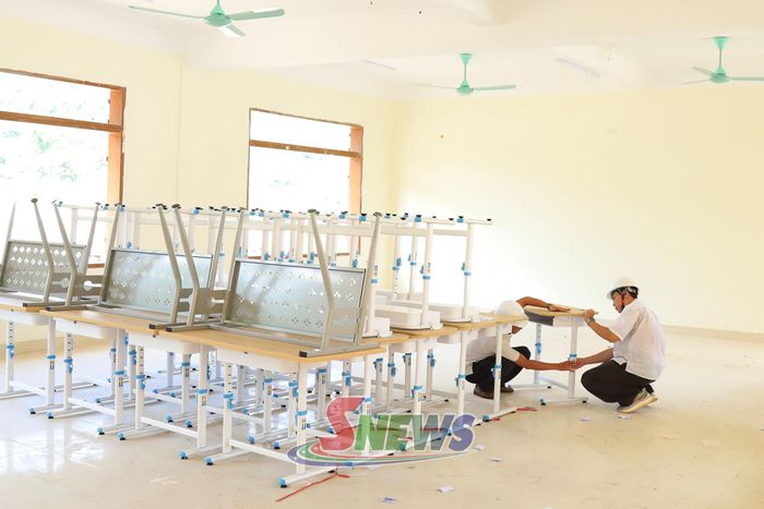 Phòng lớp học tại Trường TH-THCS Mường Hung đang hoàn thiện các điều kiện phục vụ cho năm học mới.