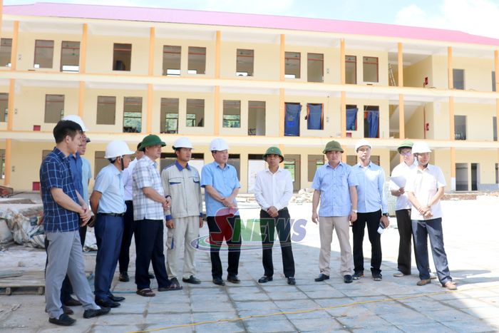 Đoàn công tác kiểm tra tiến độ xây dựng tại Trường nội trú liên cấp TH-THCS xã Mường Hung.