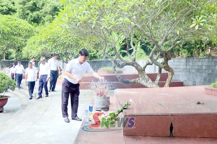 Đoàn đại biểu dâng hương các phần mộ liệt sĩ.