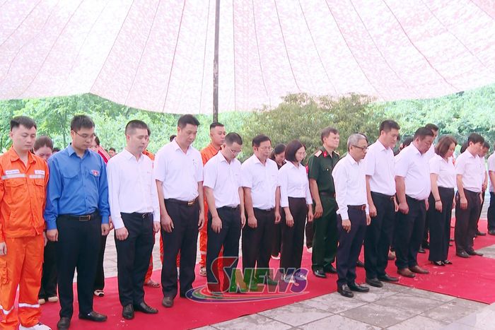 Tập thể lãnh đạo, cán bộ, công nhân Công ty Điện lực Sơn La tưởng niệm các Anh hùng Liệt sĩ.