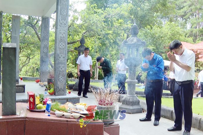 Thành kính tri ân công lao của các Anh hùng Liệt sĩ.