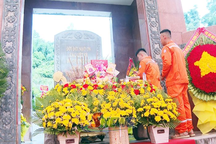 Cán bộ, công nhân Công ty Điện lực Sơn La dâng hương các Anh hùng Liệt sĩ