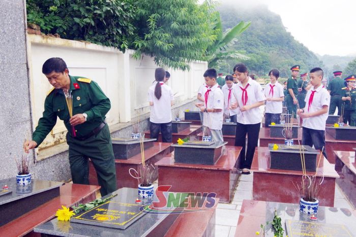 Các đại biểu dâng hương tưởng niệm các Anh hùng liệt sĩ.