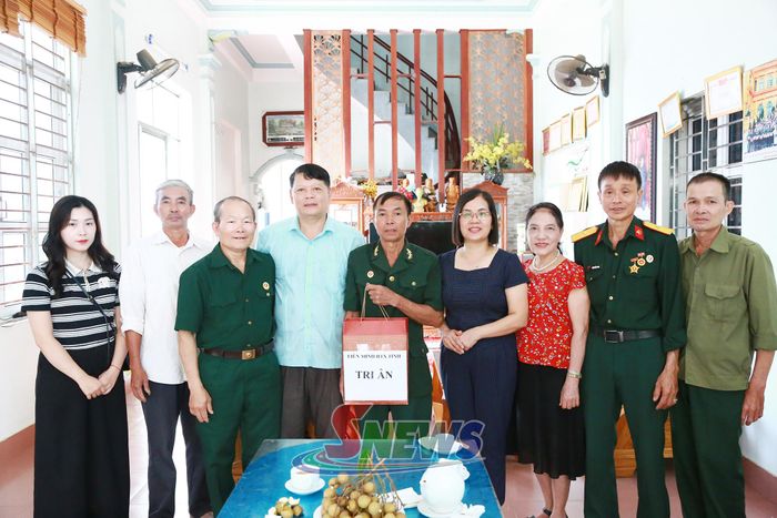 Liên minh HTX tỉnh tặng quà cho đại diện Hợp tác xã Cựu chiến binh Mai Sơn.