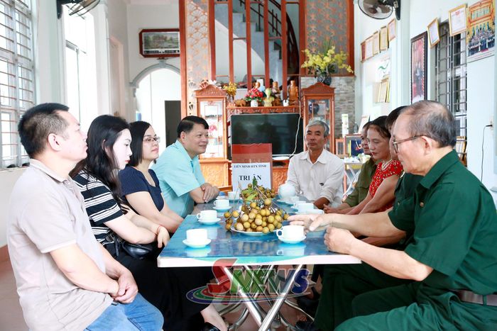 Liên minh HTX tỉnh thăm hỏi sức khỏe các thành viên Hợp tác xã Cựu chiến binh Mai Sơn.