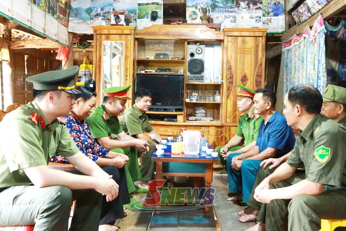 Công an xã Mường Bú tuyên truyền tại nhà dân tại bản Búng Diến, xã Mường Bú.