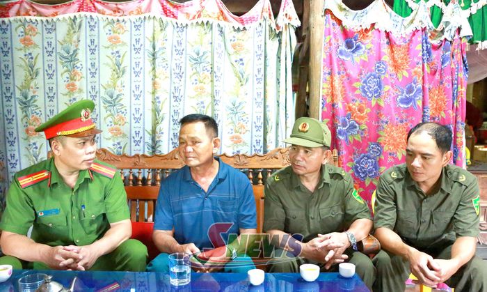Công an xã Mường Bú phối hợp cùng Tổ an ninh trật tự tuyên truyền, phổ biến pháp luật cho người dân.