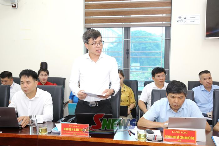 Lãnh đạo phường Chiềng Cơi báo cáo tại cuộc làm việc.