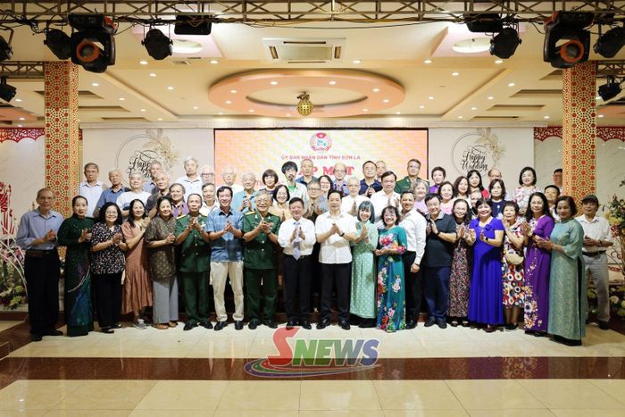 Các đồng chí lãnh đạo tỉnh chụp ảnh lưu niệm với các thân nhân tù nhân chính trị Nhà tù Sơn La.