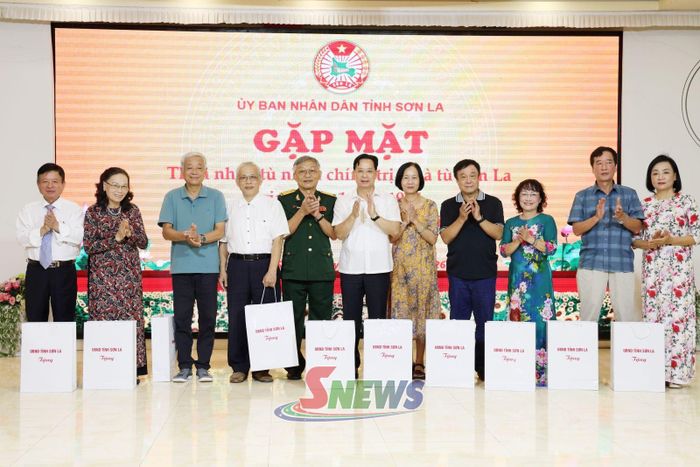Đồng chí Bí thư Tỉnh ủy tặng quà cho các thân nhân tù nhân chính trị Nhà tù Sơn La.