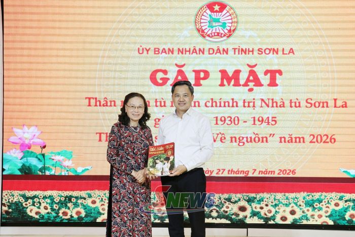 Thân nhân tù nhân chính trị Nhà tù Sơn La tặng các tư liệu lịch sử cho tỉnh Sơn La.