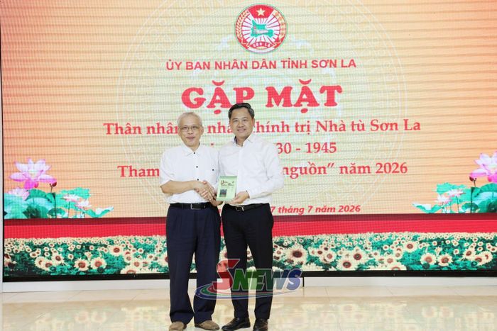 Thân nhân tù nhân chính trị Nhà tù Sơn La tặng các tư liệu lịch sử cho tỉnh Sơn La.