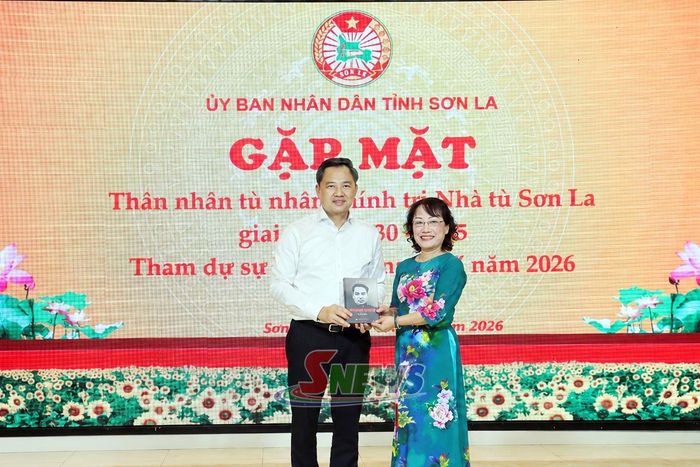 Thân nhân tù nhân chính trị Nhà tù Sơn La tặng tư liệu lịch sử cho tỉnh Sơn La.