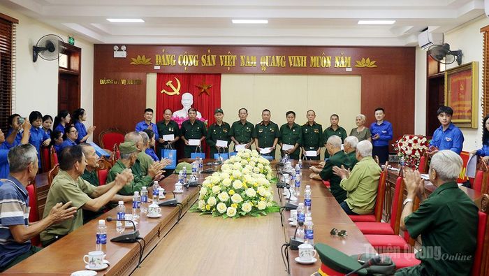 Đoàn thăm hỏi, tặng quà cho các gia đình chính sách, người có công với cách mạng xã Vị Xuyên.