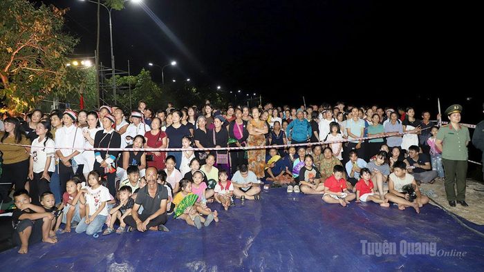 Đông đảo người dân xã Thanh Thủy đến xem tại điểm cầu truyền hình trực tiếp.